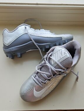 NEW NEVER WORN Nike Silver and Light Gray Lacrosse Cleats No Longer Have Box